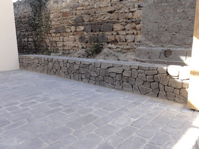 Lave d'Auvergne : muret en moellons Lave d'Auvergne : muret en moellons