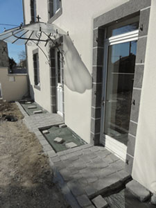 Lave d'Auvergne : dalles sciées viellies Lave d'Auvergne : dalles sciées viellies